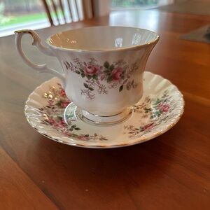 Lavender Rose
by ROYAL ALBERT Footed Tea Cup & Saucer Set, New Condition